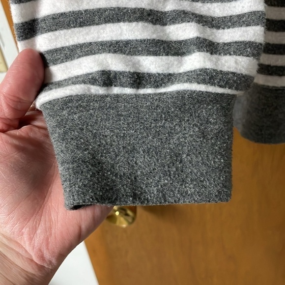 Doe & Rae size 3X gray and white stripe long sleeve top with ruffle sleeve - Picture 2 of 8